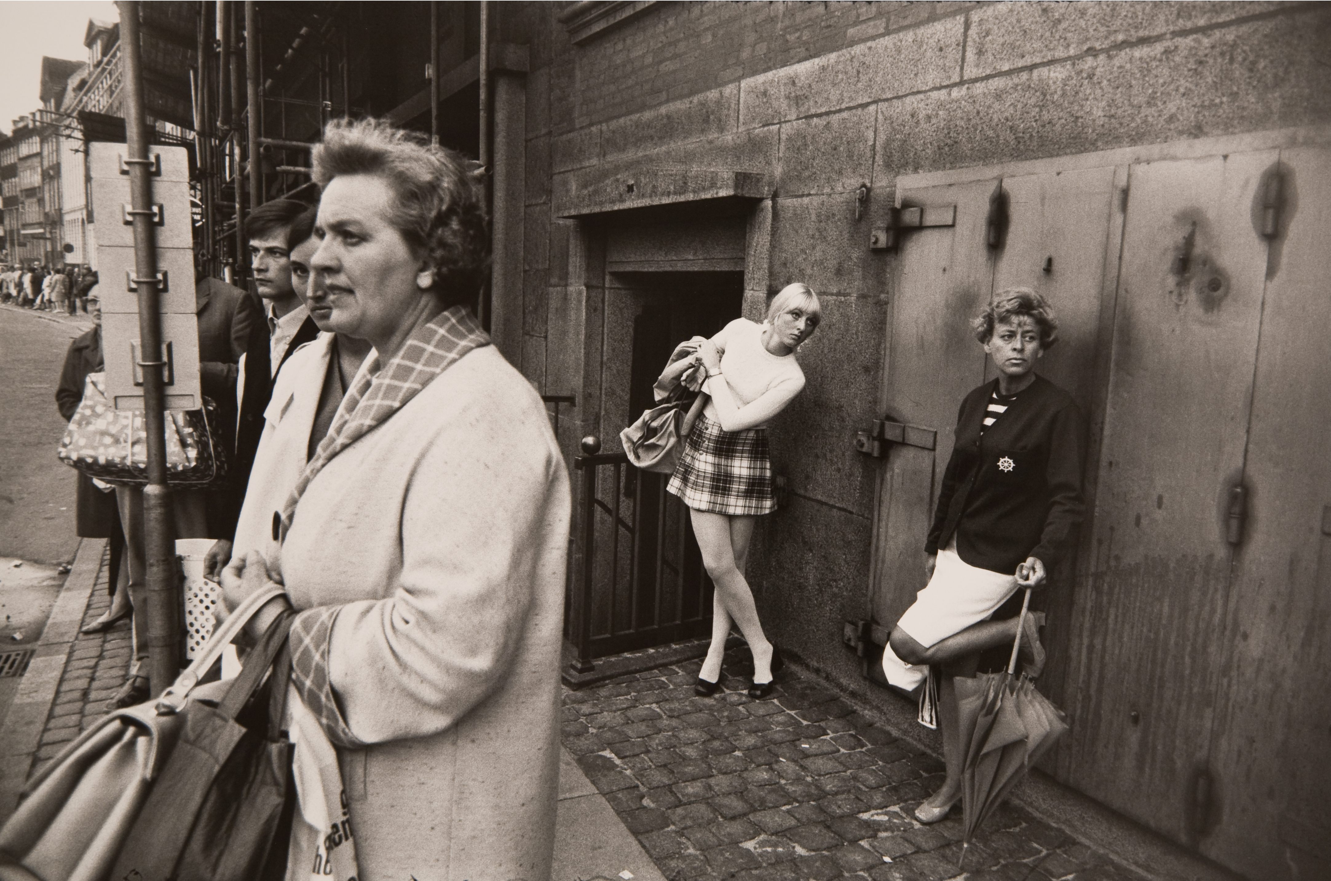 Bus stop in England, Garry Winogrand