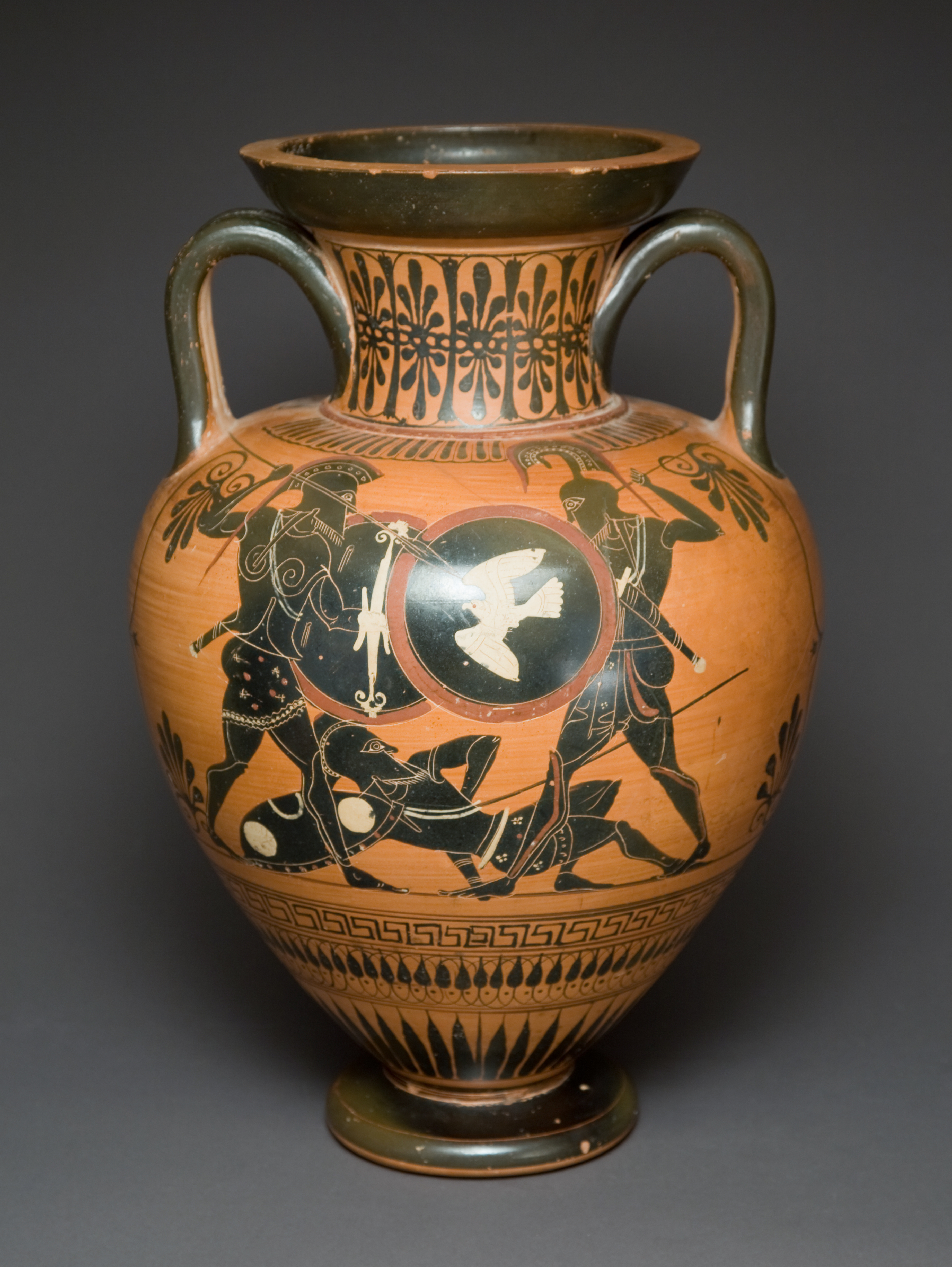 A black-figure amphora with three soldiers and a bird on it.