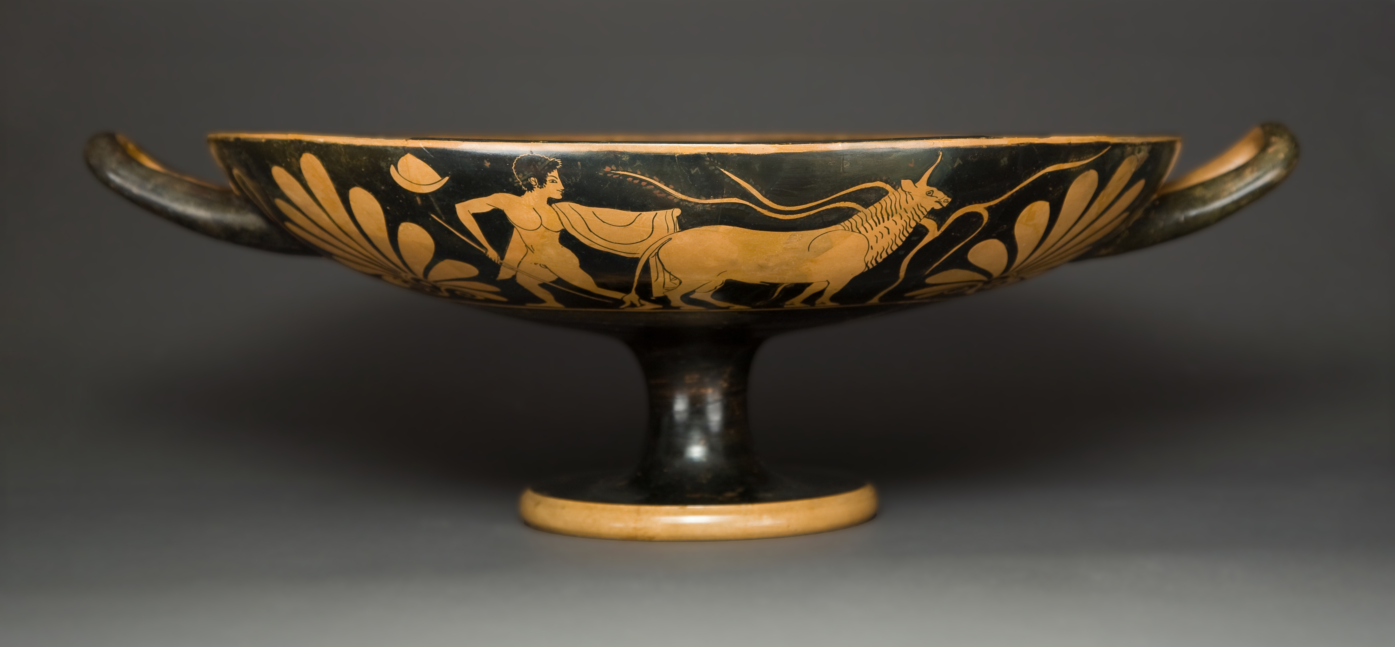 A red-figure ware wine cup (kylix).