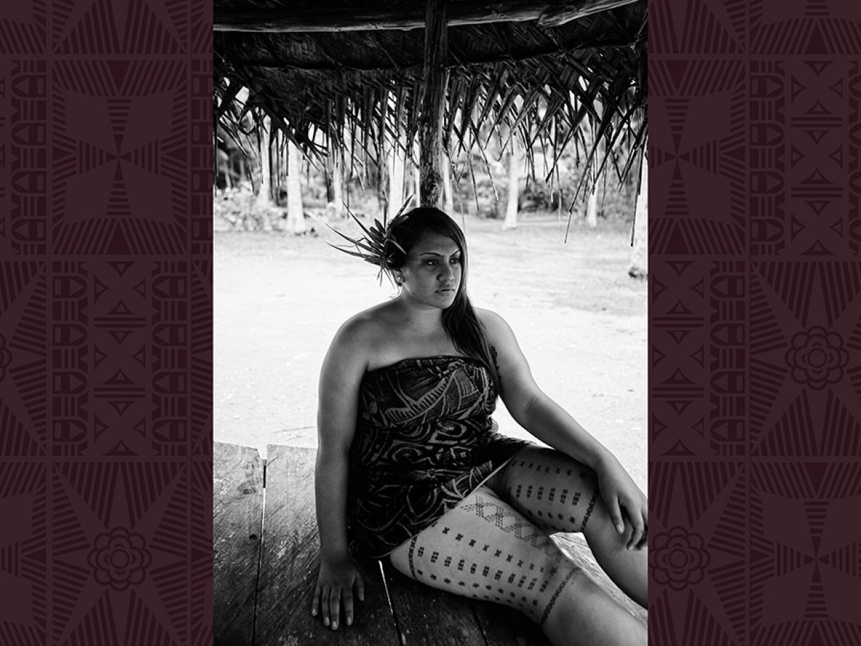 A woman with malu on her thighs, black and white photo