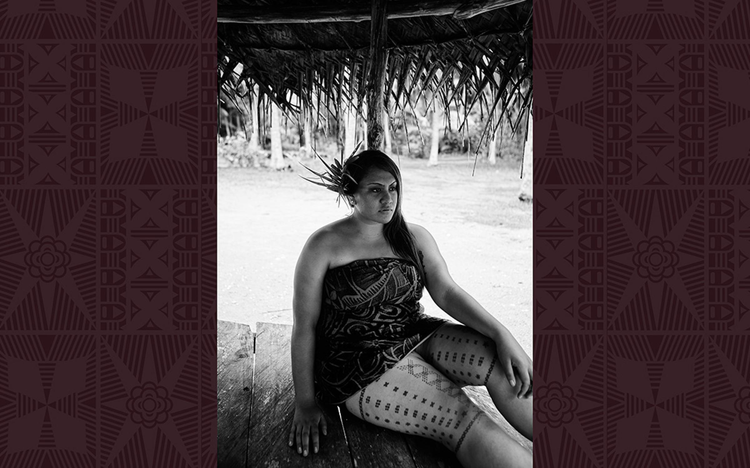 A woman with malu on her thighs, black and white photo